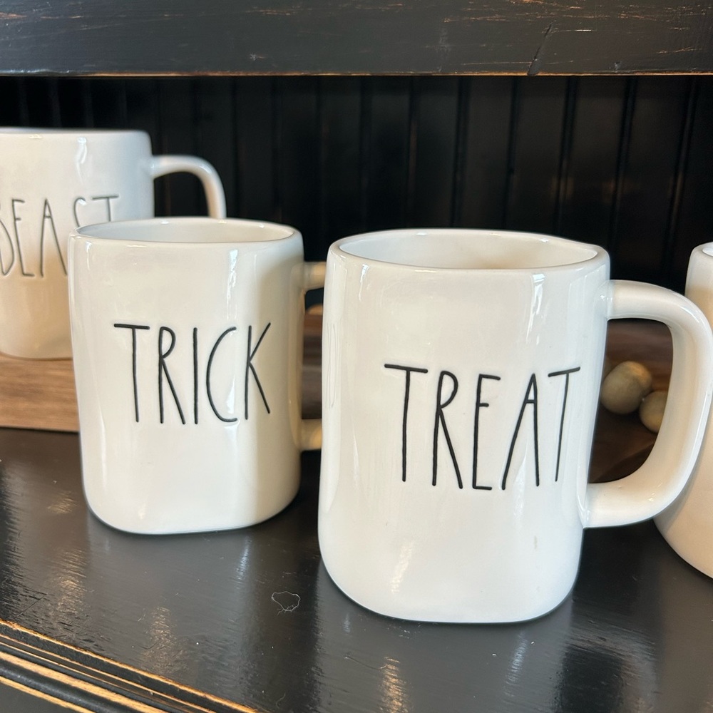 Rae Dunn mug set